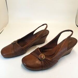 Bare Traps Daisey Woman Sz 9.5M Brown Leather Sling Back Wedge Sandal Closed Toe